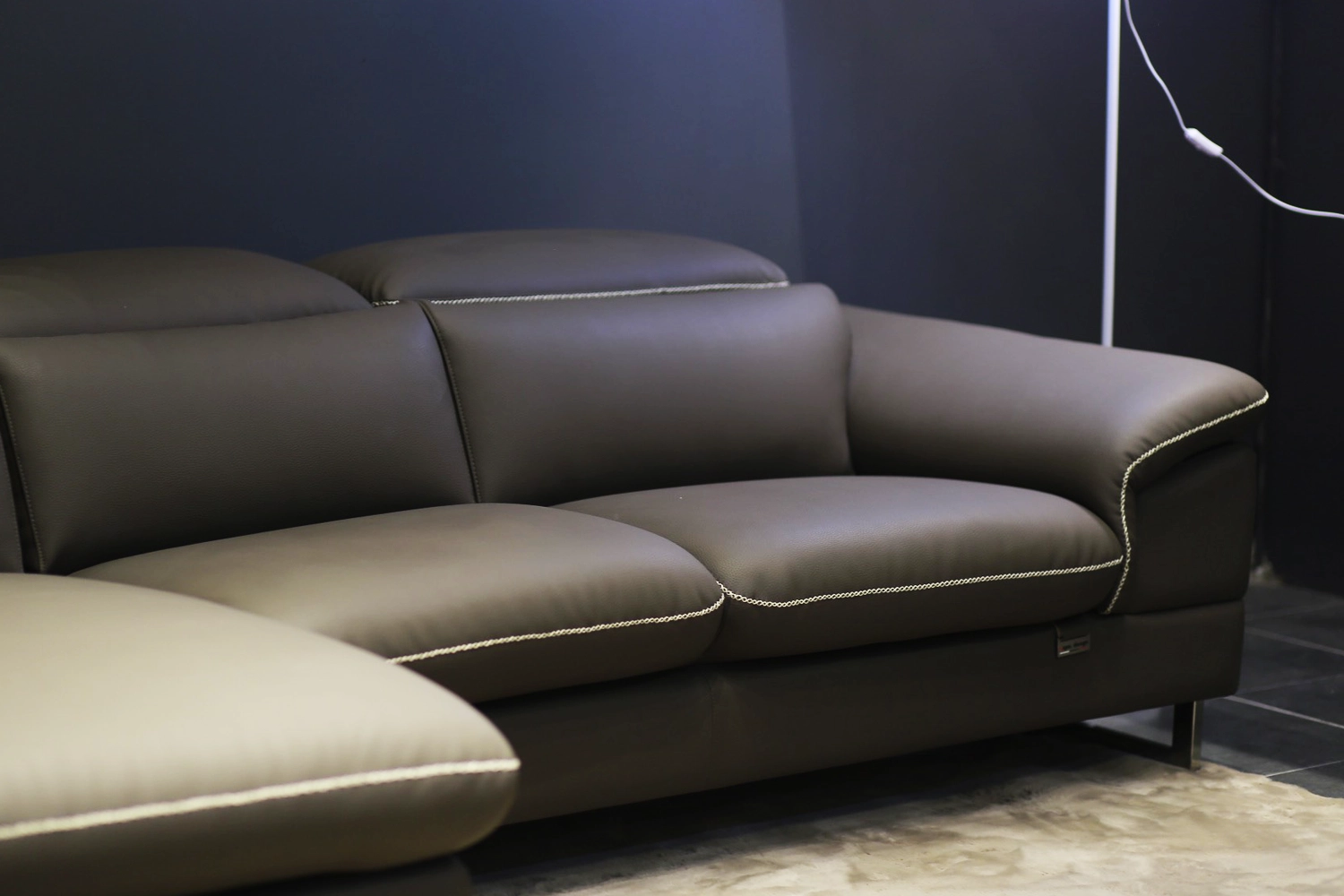 alt="Ghế Sofa góc da Lucius – SKU : ED003"