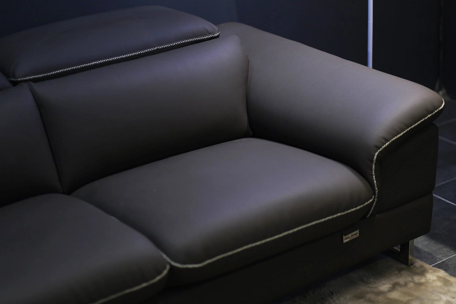 alt="Ghế Sofa góc da Lucius – SKU : ED003"