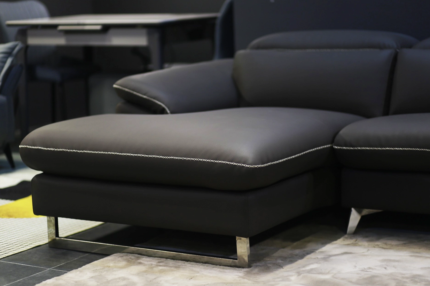 alt="Ghế Sofa góc da Lucius – SKU : ED003"