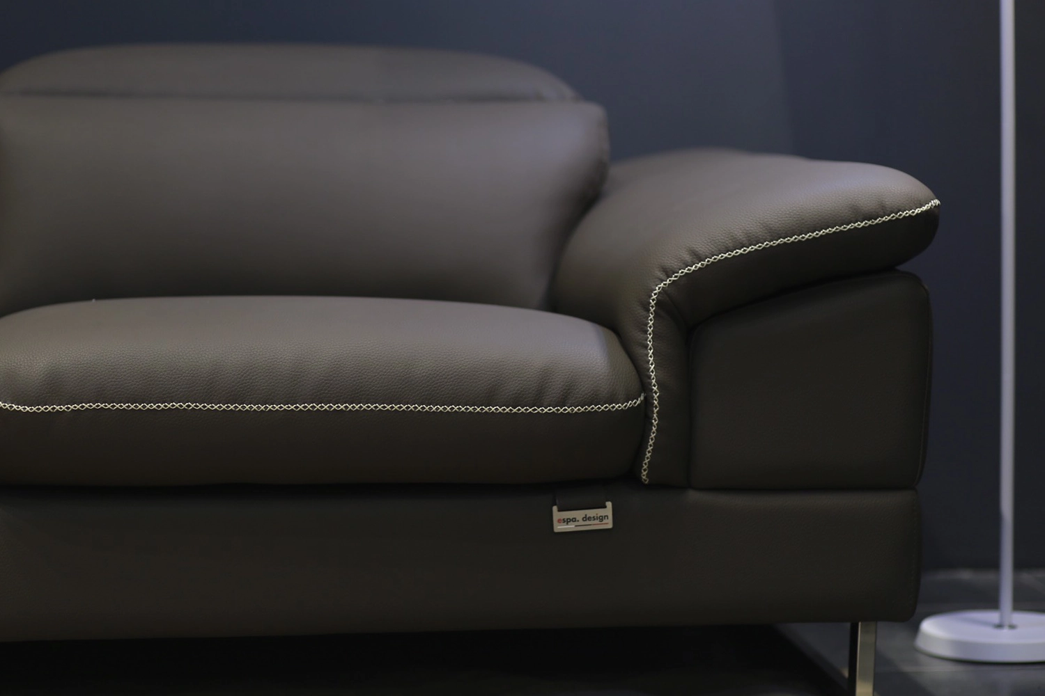 alt="Ghế Sofa góc da Lucius – SKU : ED003"